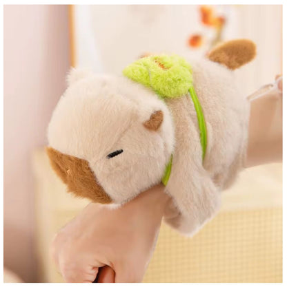 Pulsera De Peluche Capibara con mochila
